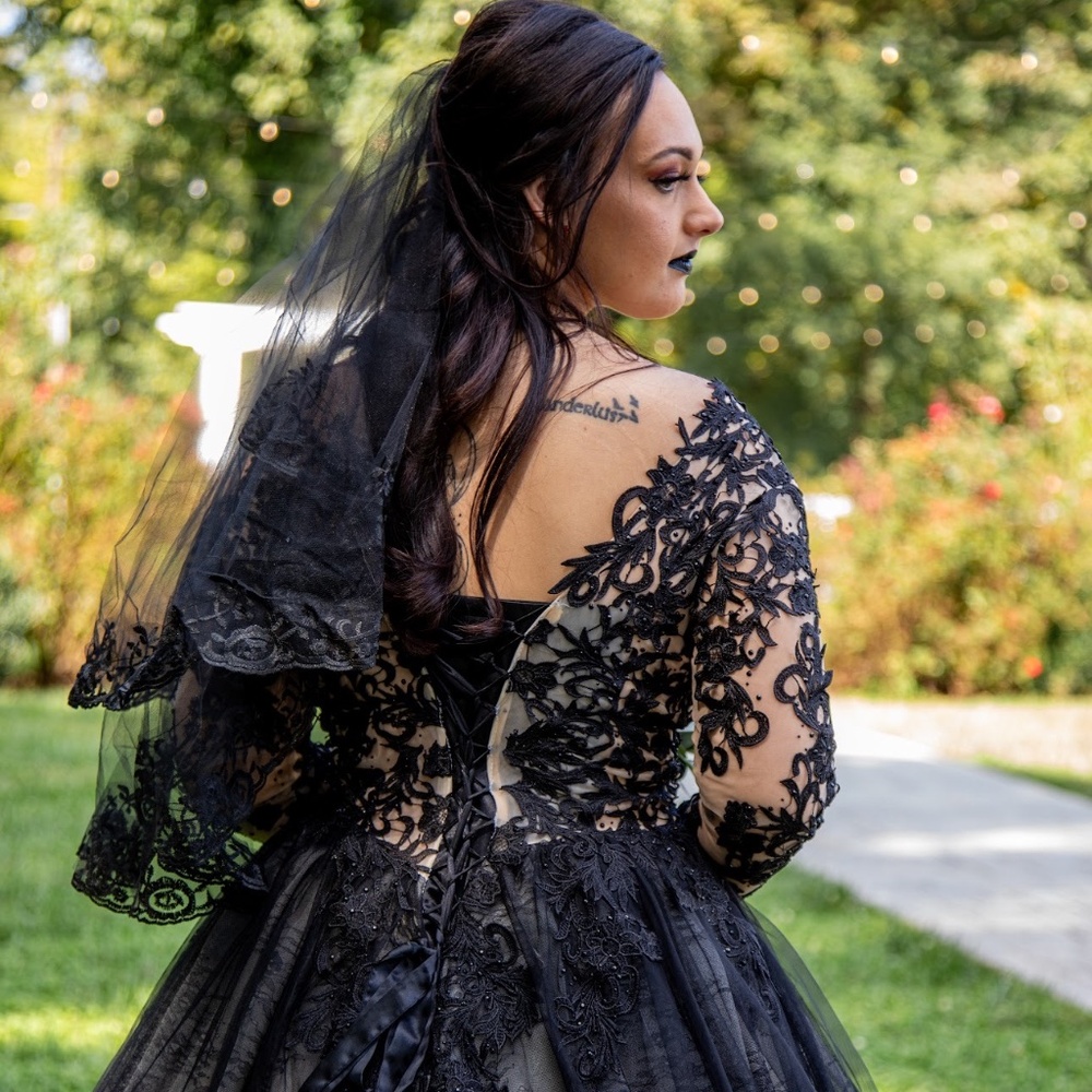 Wedding dress - Picture 1 of 4